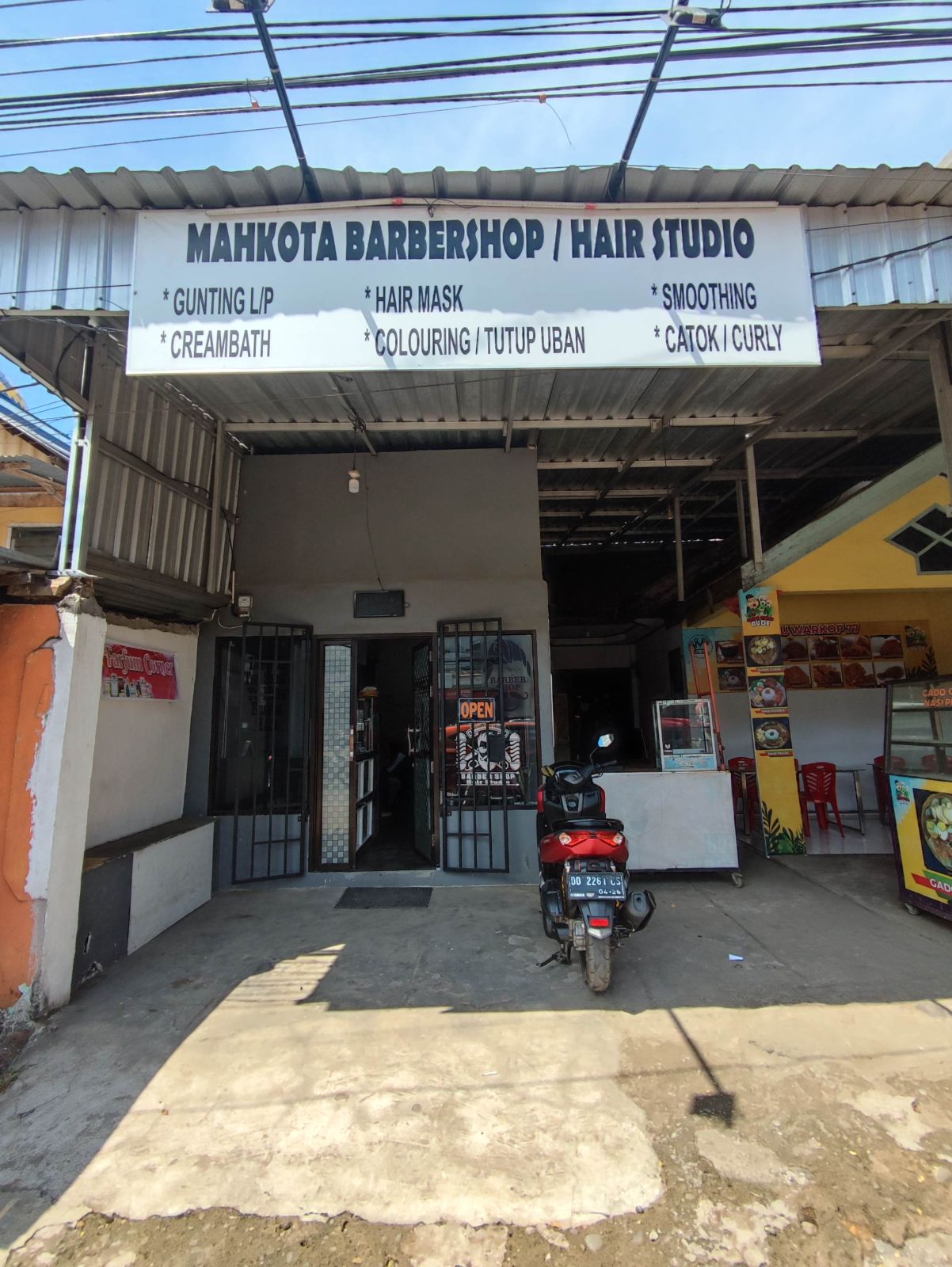 Mahkota Barbershop: Senyum Cerah di Setiap Potong Rambut
